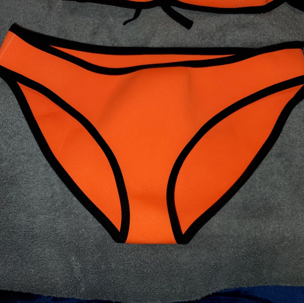 Bikini - Picture 2 of 3